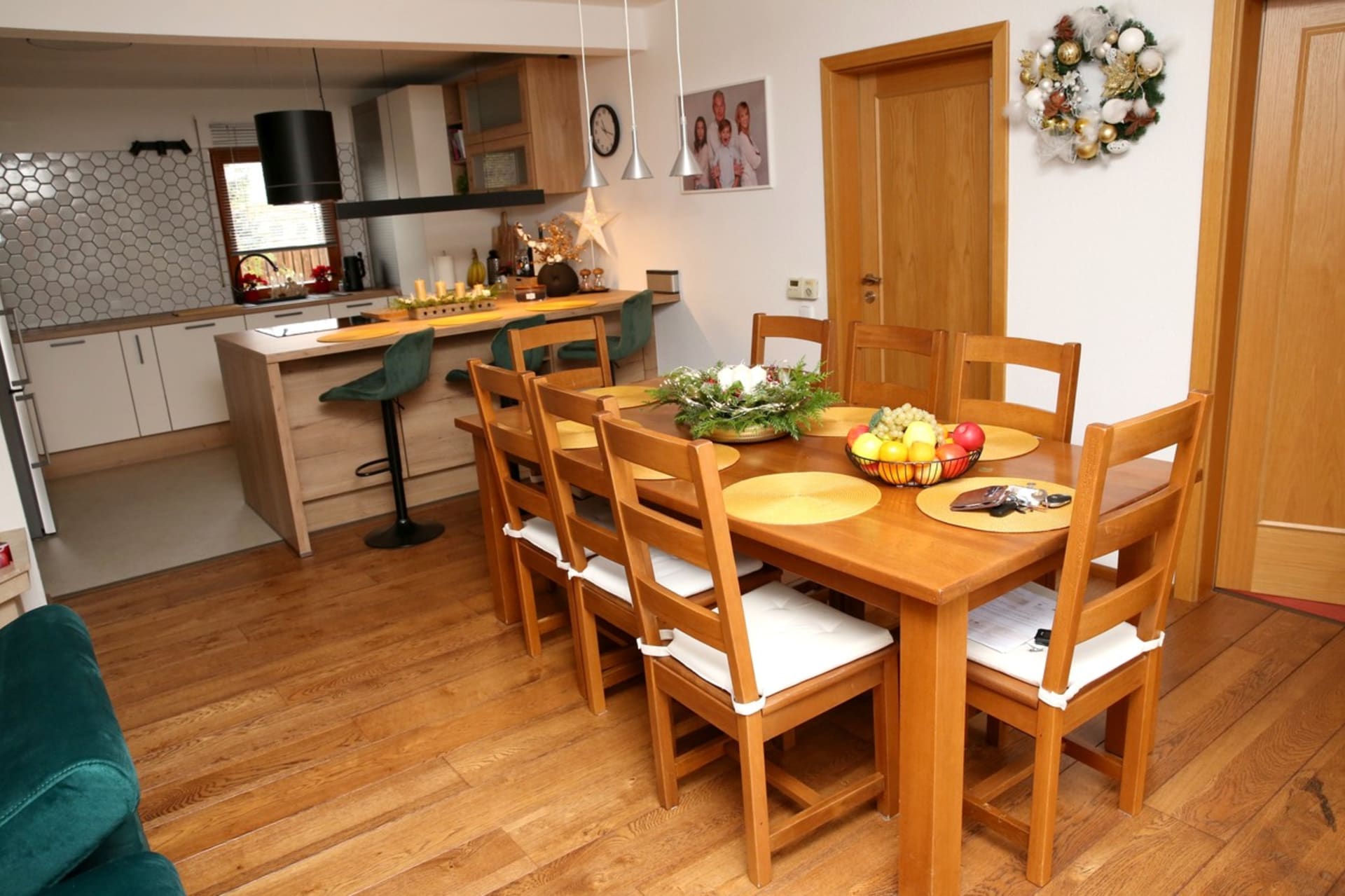 Kuchyně je spojená s obývacím pokojem. 