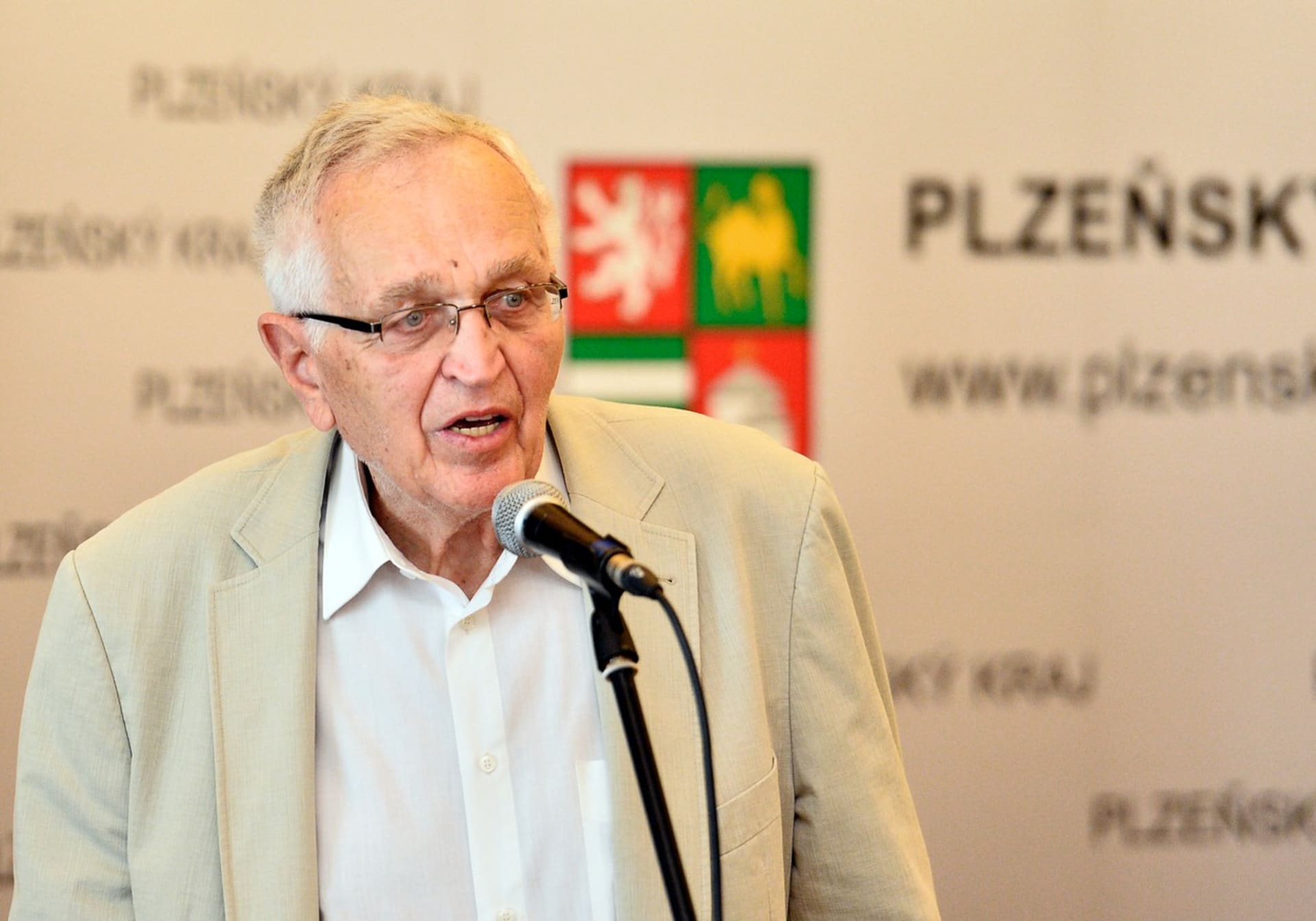 Jiří Holenda byl v roce 1996 uveden do Dvorany slávy Plzeňského kraje, pomyslné síně slavných lidí spojených s regionem. 