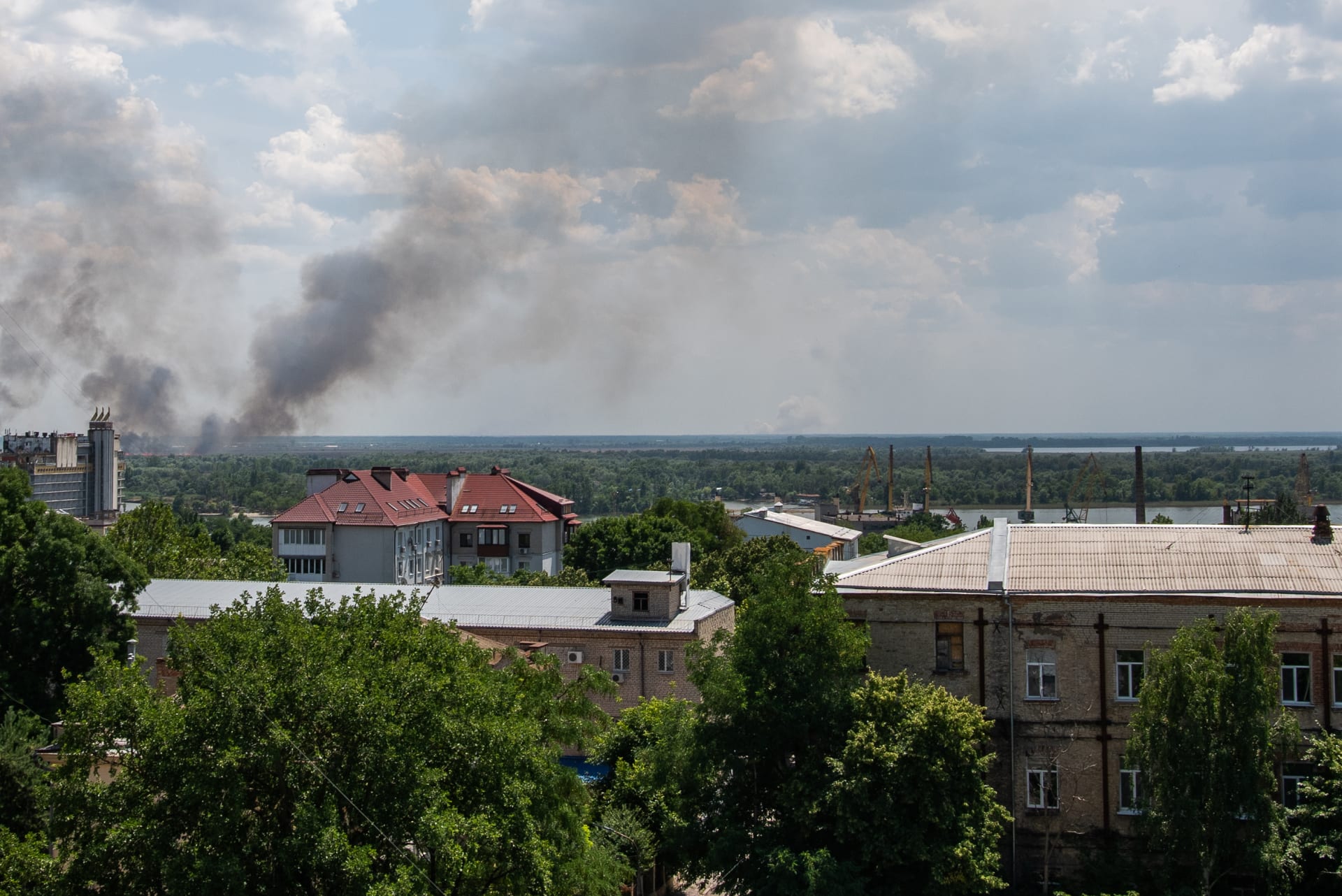 Na druhá straně řeky Dněpr byly stále vidět známky aktivního boje mezi ukrajinskou a ruskou armádou.