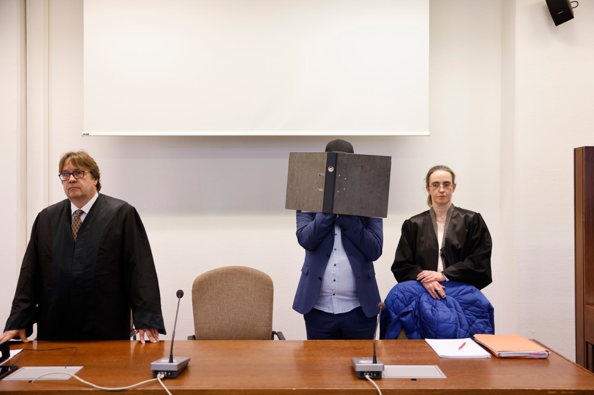 Odsouzený Tobias W. se před fotografy úzkostlivě chránil.