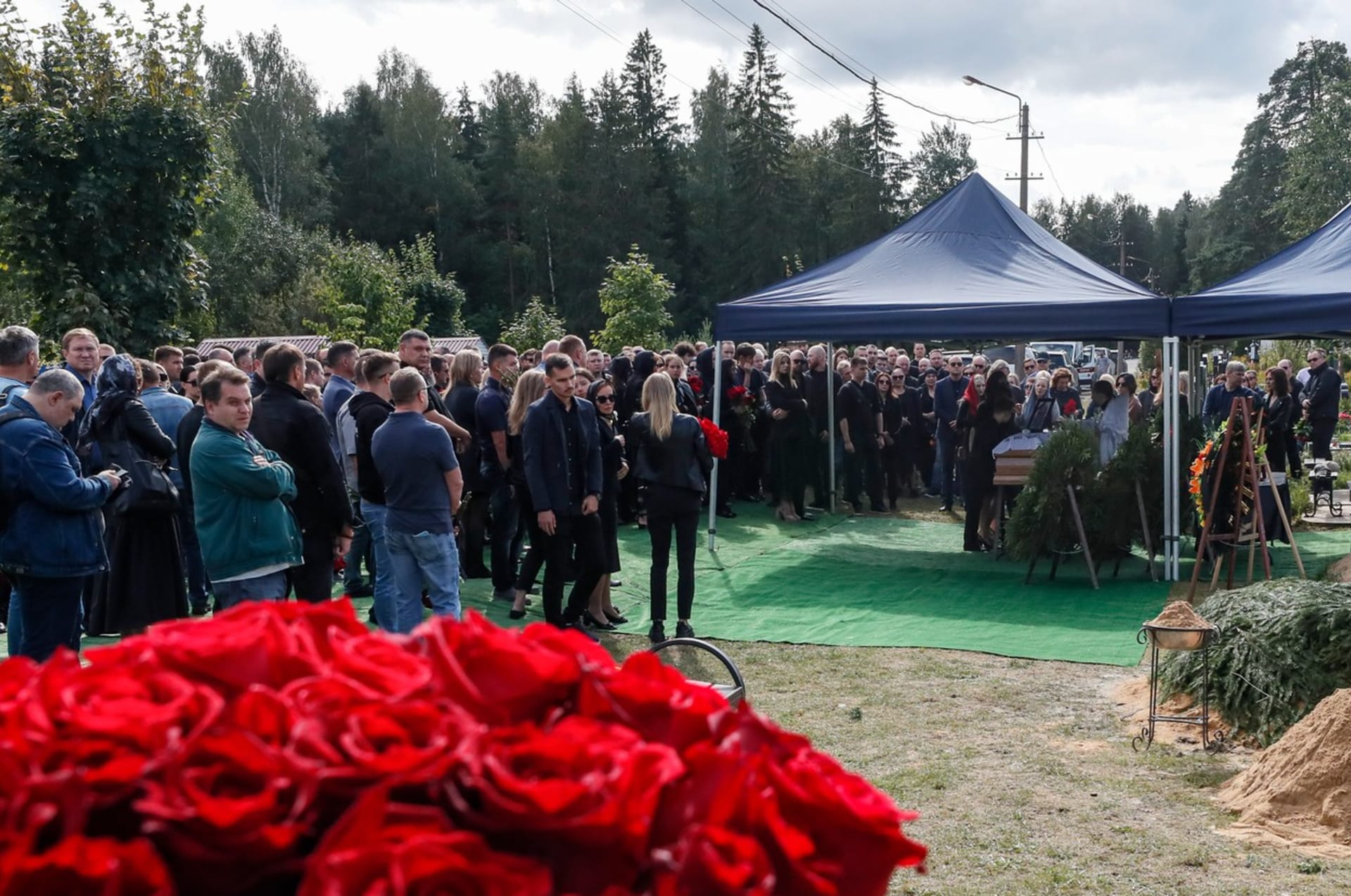 Na pohřeb Valerije Čekalova dorazily desítky lidí (29. 8. 2023).