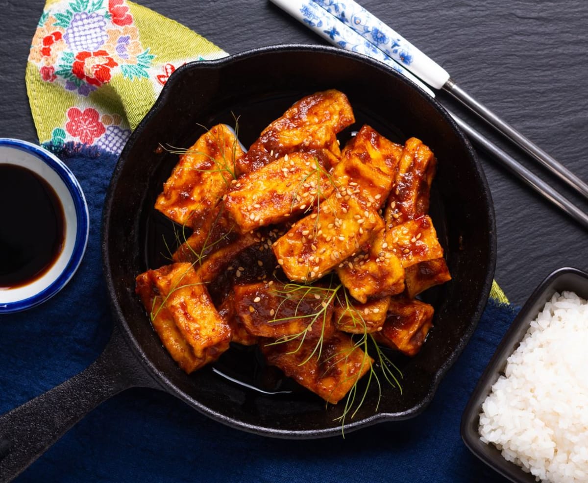 Křupavé tofu smažené na pánvi se sladkokyselou omáčkou v asijském stylu