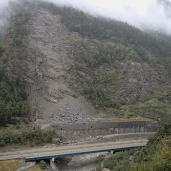 Ve francouzském údolí Maurienne došlo k sesuvu půdy. Železniční spojení s Itálií se proto přeruší na několik týdnů (27. 8. 2023).