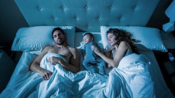 Děti, které spí s rodiči v posteli, jsou samostatnější. Výzkum podpořily i slavné matky