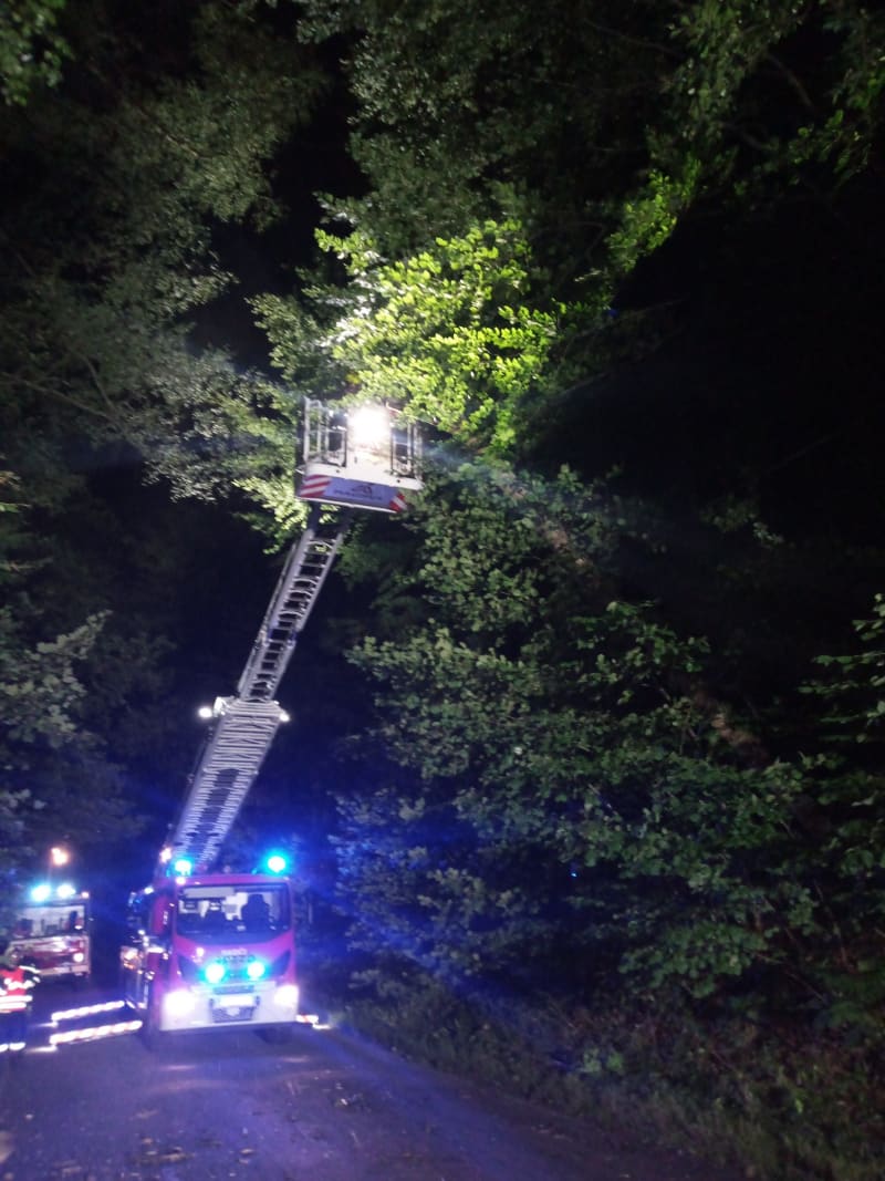 V obci Skuhrov nad Bělou využili hasiči k odstranění nakloněného stromu nad komunikaci výškové techniky. Strom byl totiž na drátech elektrického vedení