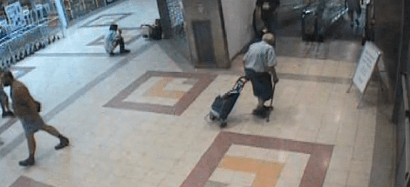 Seniora napadli dva muži v obchodním centru ve Strašnicích.