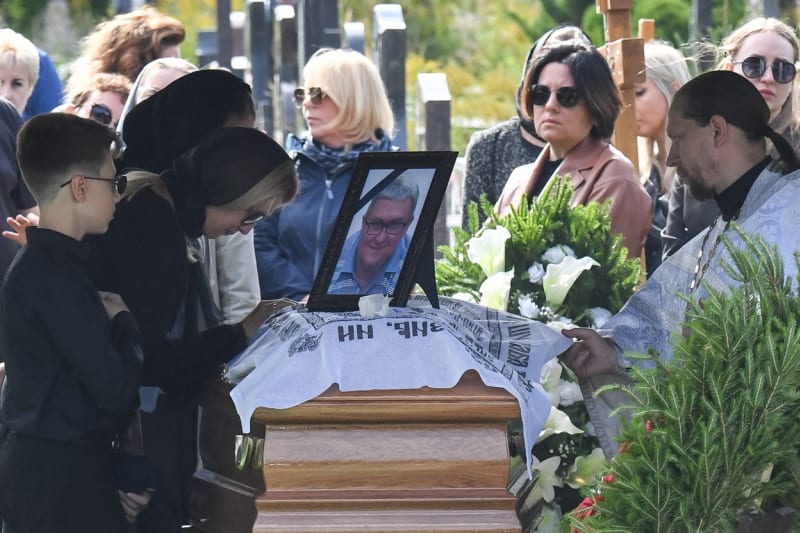 Na pohřeb Valerije Čekalova dorazily desítky lidí (29. 8. 2023).