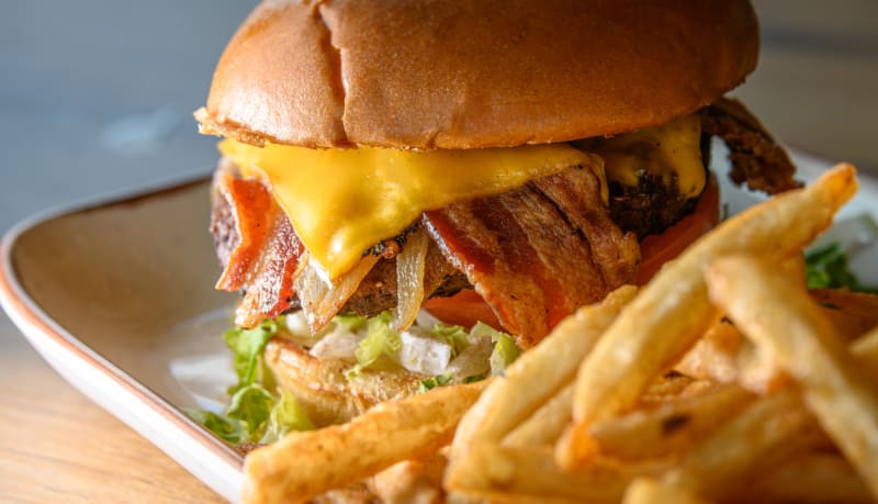 Nejhorším zdrojem tuku jsou vysoce průmyslově zpracované potraviny, například smažený fast food.