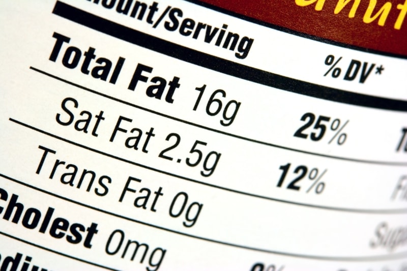 Na obalu potravin v tabulce energetických hodnot zjistíte, kolik má potravina tuku, a také kolik z nich tvoří nasycené a trans nenasycené mastné kyseliny.