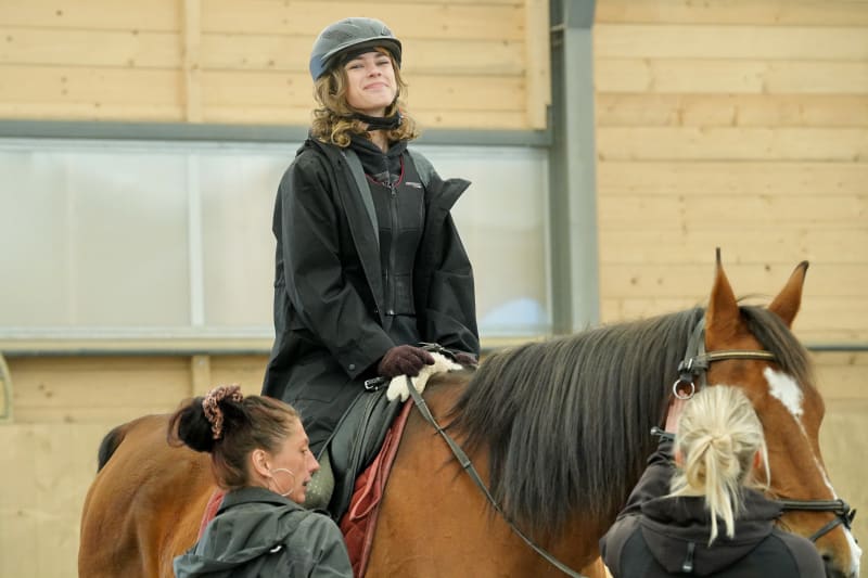Kvůli roli se Anička musela naučit jezdit na koni.