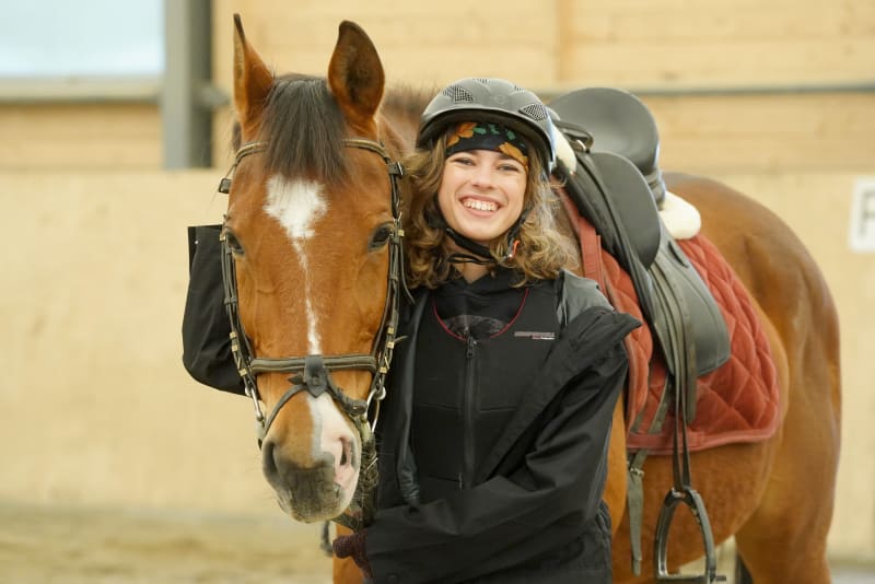 Anna Dvořáková s koněm, na kterém se učila jezdit.
