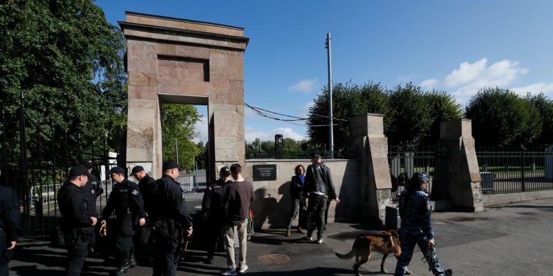 Na Serafimovském hřbitově, kde měl mít Prigožin podle dřívějších spekulací pohřeb, se zpřísnila bezpečnostní opatření (29. 8. 2023).