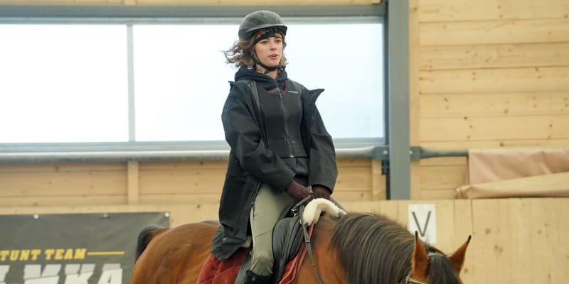 Kvůli roli se musela naučit jezdit na koni.