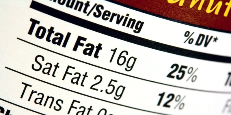 Na obalu potravin v tabulce energetických hodnot zjistíte, kolik má potravina tuku, a také kolik z nich tvoří nasycené a trans nenasycené mastné kyseliny.