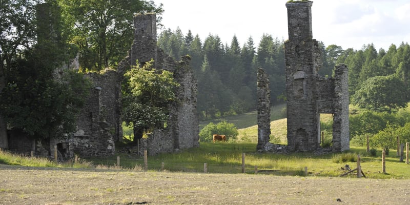 Pozůstatky středověkých nemovitostí na pozemcích Llwynywermodského sídla