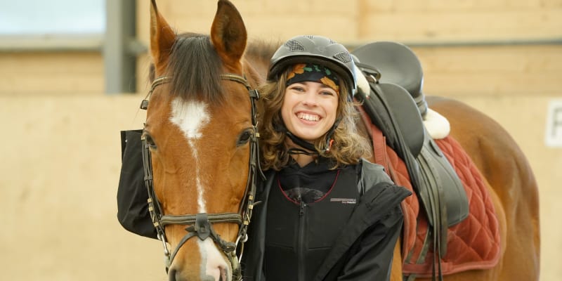 Anna Dvořáková s koněm, na kterém se učila jezdit.