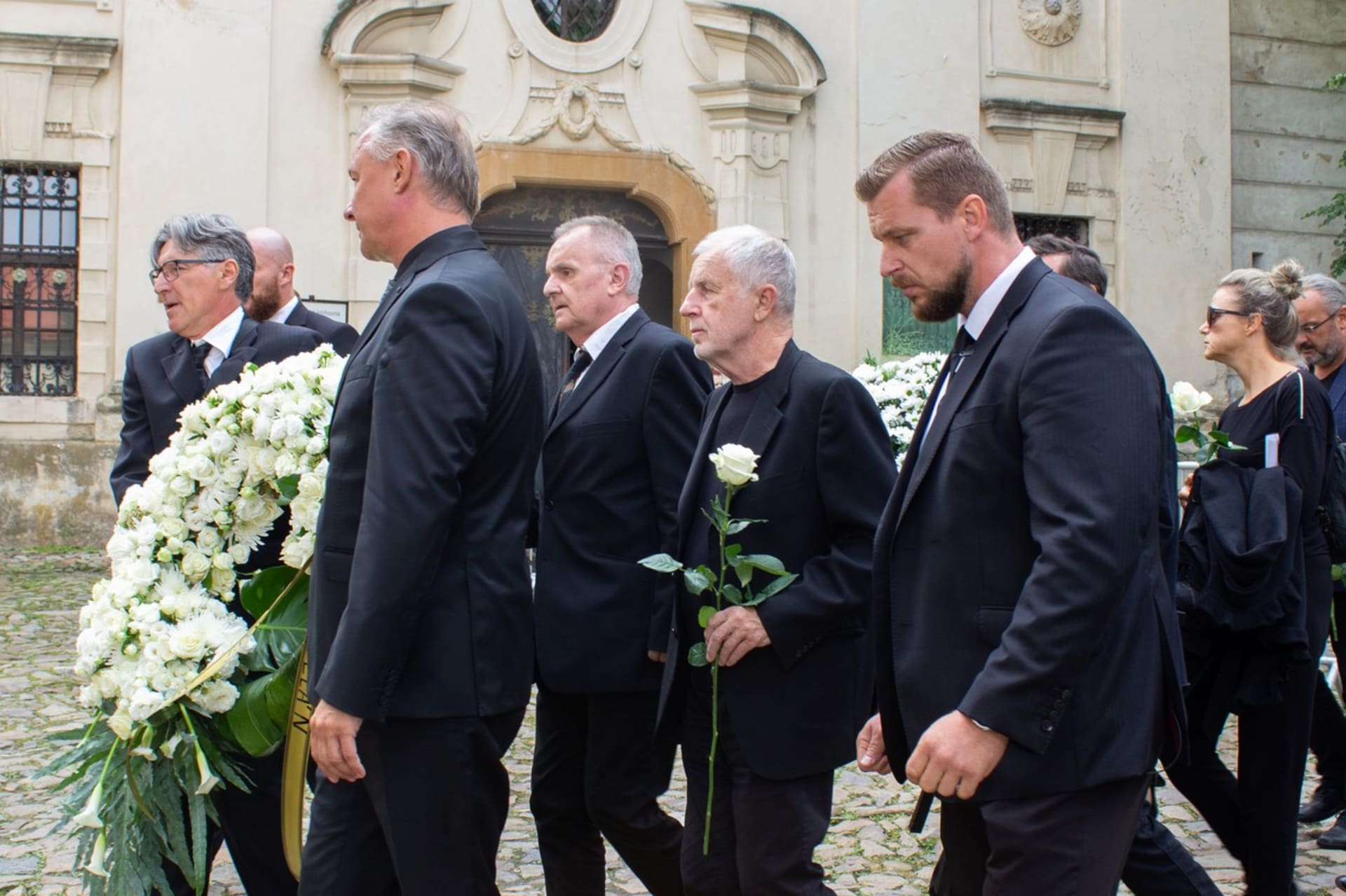 Zbylí členové skupiny Elán Jožo Ráž a Ján Baláž přicházejí dát poslední sbohem kamarádovi.