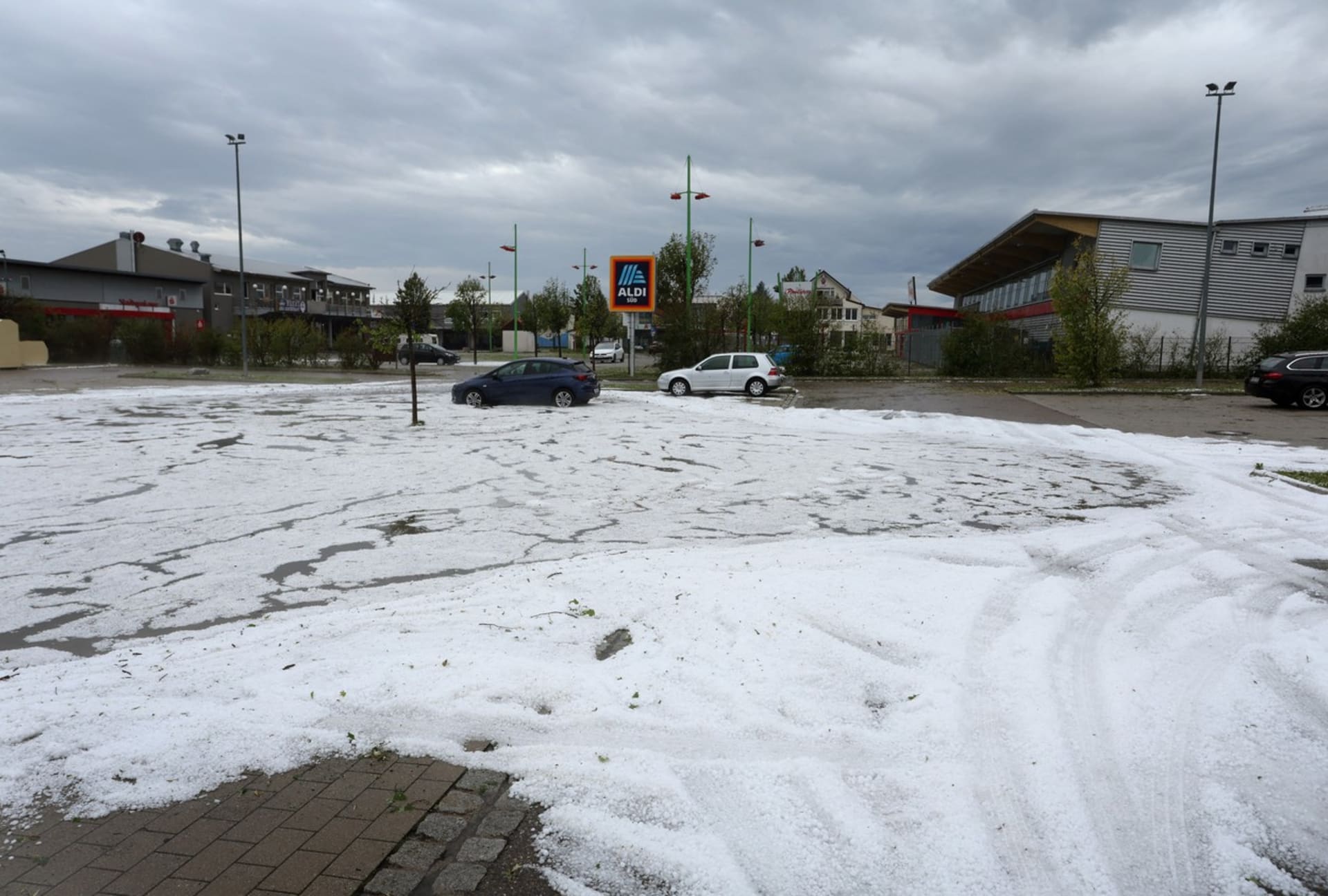 Silné bouřky doprovázené krupobitím způsobily v Bavorsku značné škody