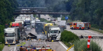 Exploze, požár a černý dým. Nehoda na německé dálnici rozpoutala inferno, na místě jsou mrtví