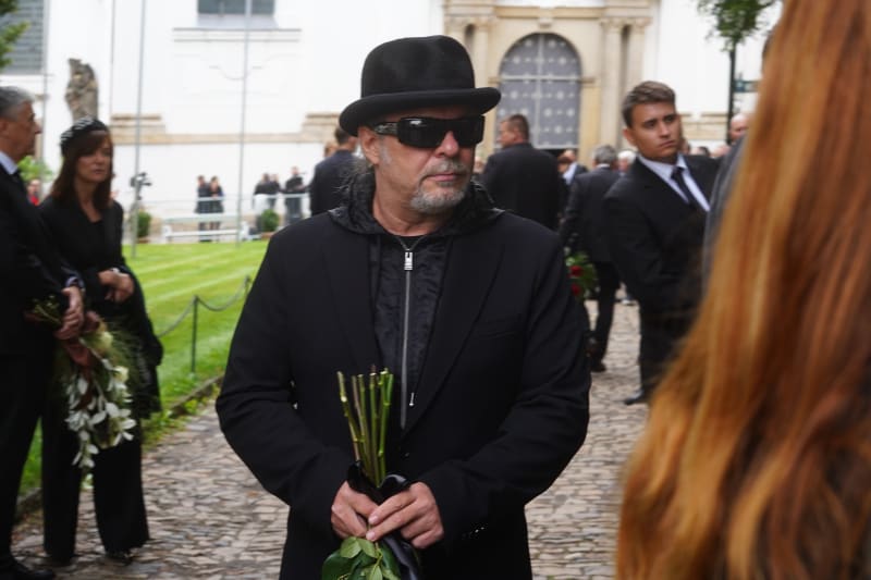 Pohřeb hudebníka Vaša Patejdla si nenechal ujít i Petr Kolář.