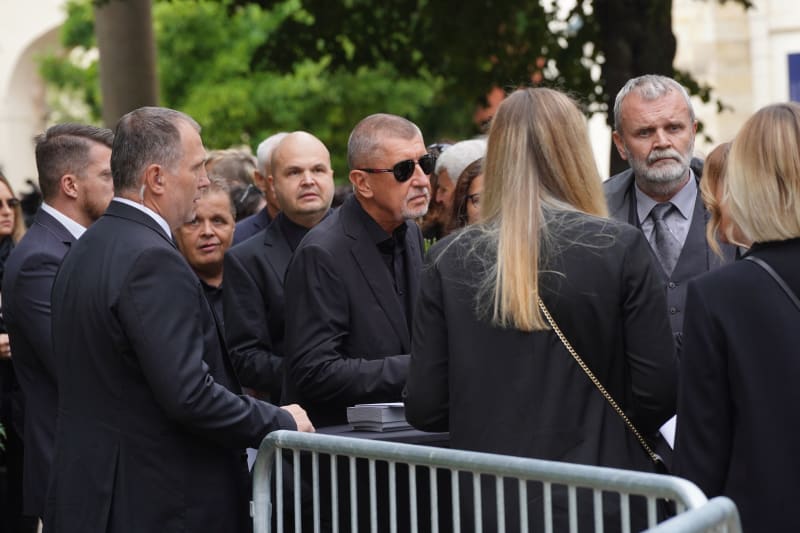 Andrej Babiš zpočátku nebyl na pohřeb do baziliky vpuštěn.