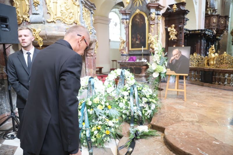 Před rakví se poklonil i bývalý premiér Andrej Babiš, který dle svých slov na hudbě Elánu prožil mládí.