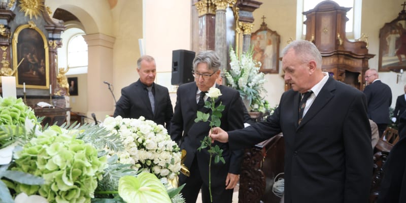Jožo Ráž k rakvi svého celoživotního přítele symbolicky položil jednu bílou růži.