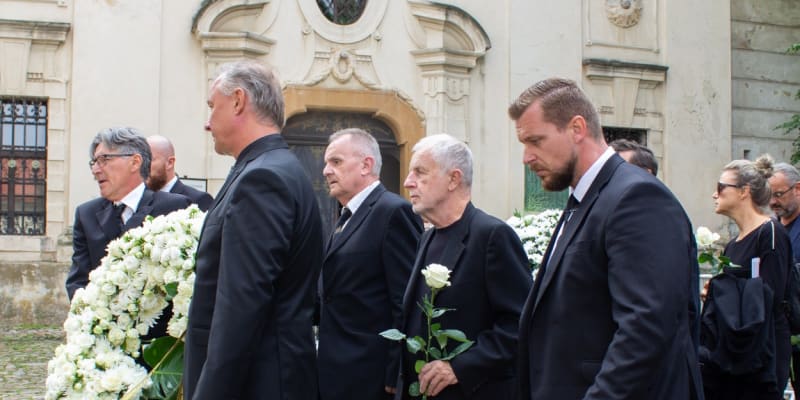 Zbylí členové skupiny Elán Jožo Ráž a Ján Baláž přicházejí dát poslední sbohem kamarádovi.