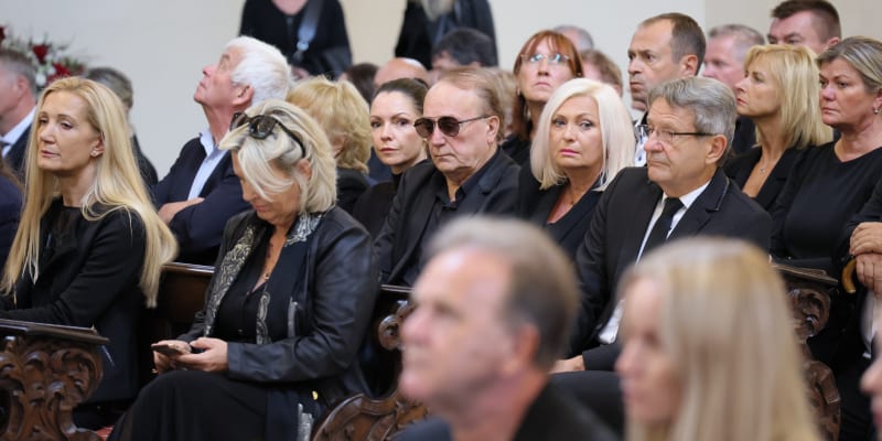 Frontman skupiny Olympic Petr Janda během pohřbu Vašo Patejdla.