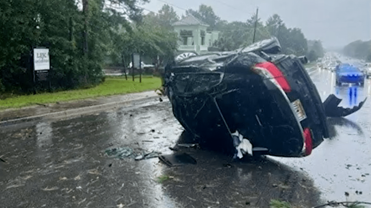 Tornádo v Jižní Karolíně způsobilo vážnou dopravní nehodu