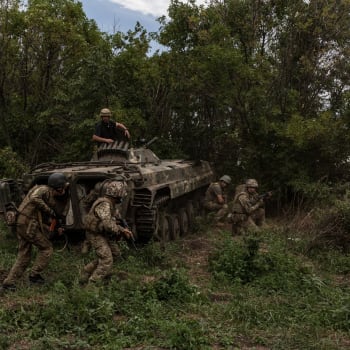 Ukrajinští vojáci s obrněným vozidlem v Doněcké oblasti