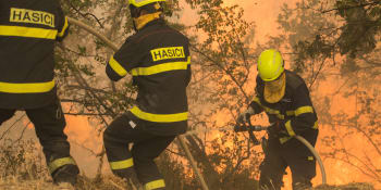 Měla lehnout popelem. Čeští hasiči v Řecku ubránili před plameny odepsanou vesnici