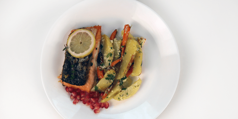 Filet z lososa, opečené bylinkové brambory s mrkví na pomazánkovém másle