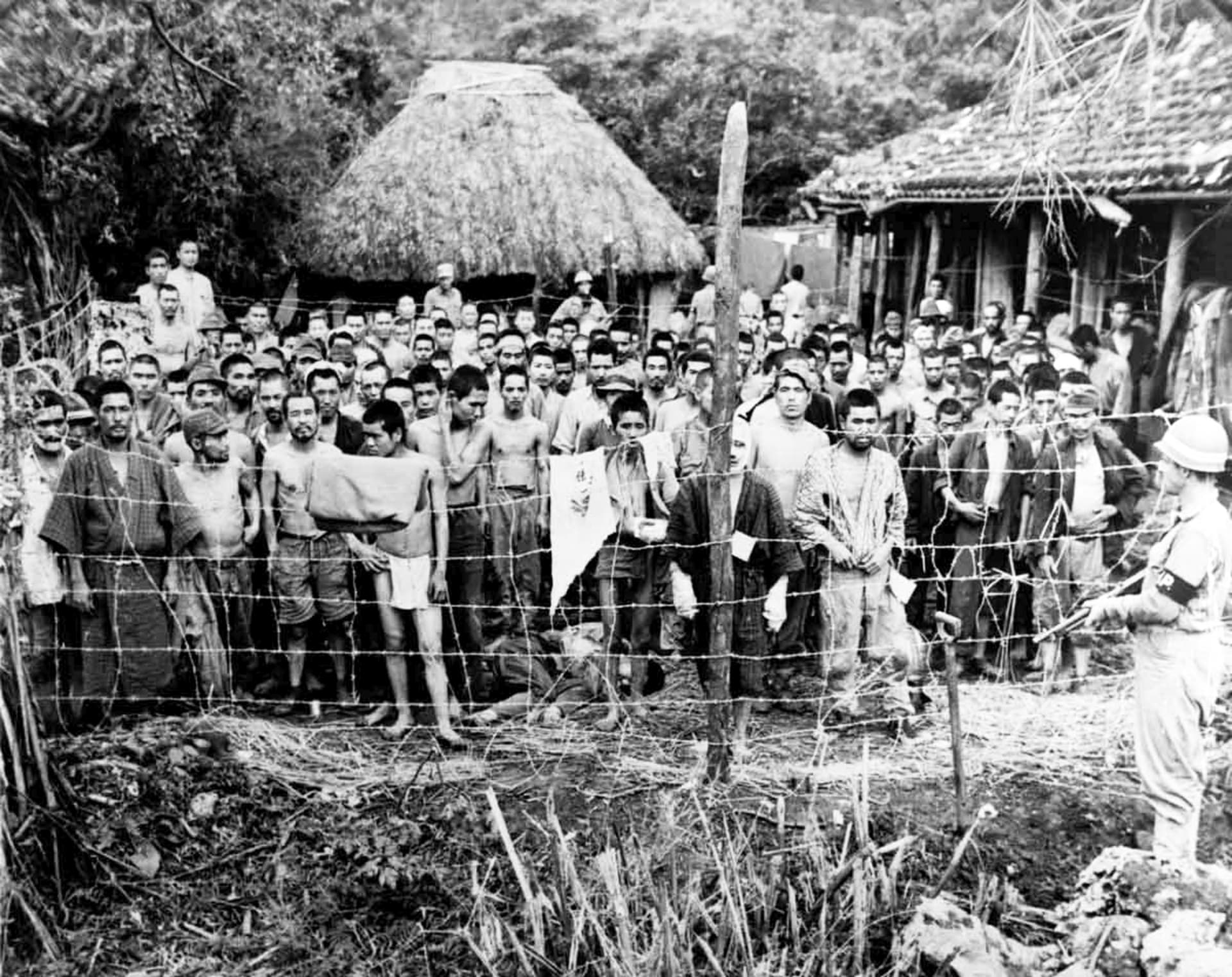 Japonští zajatci v Okuku na Okinawě