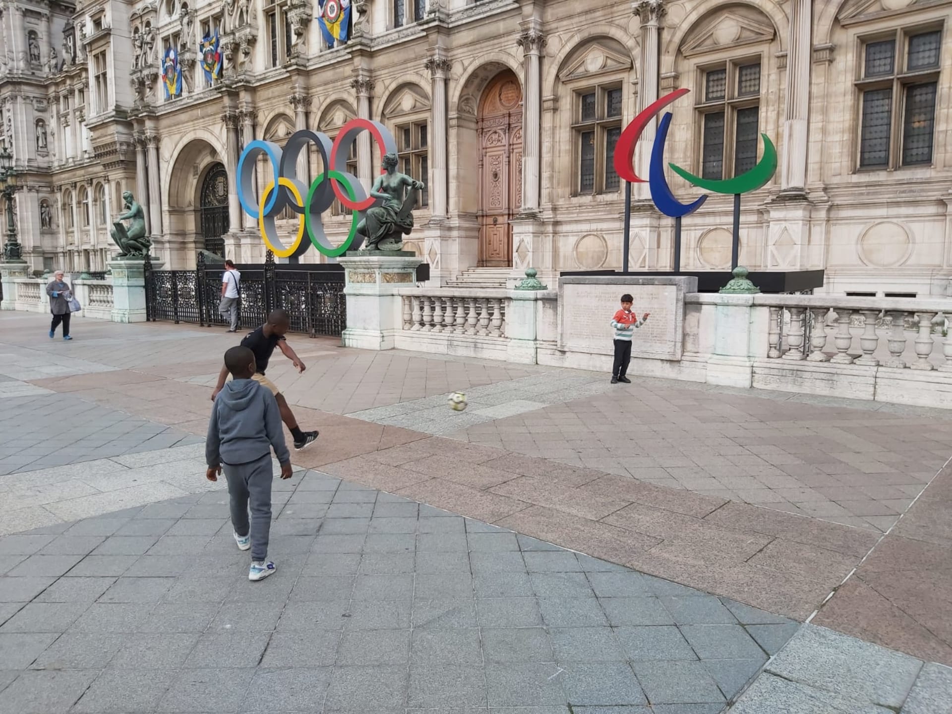 Olympijské kruhy používají místní děti jako fotbalové branky.