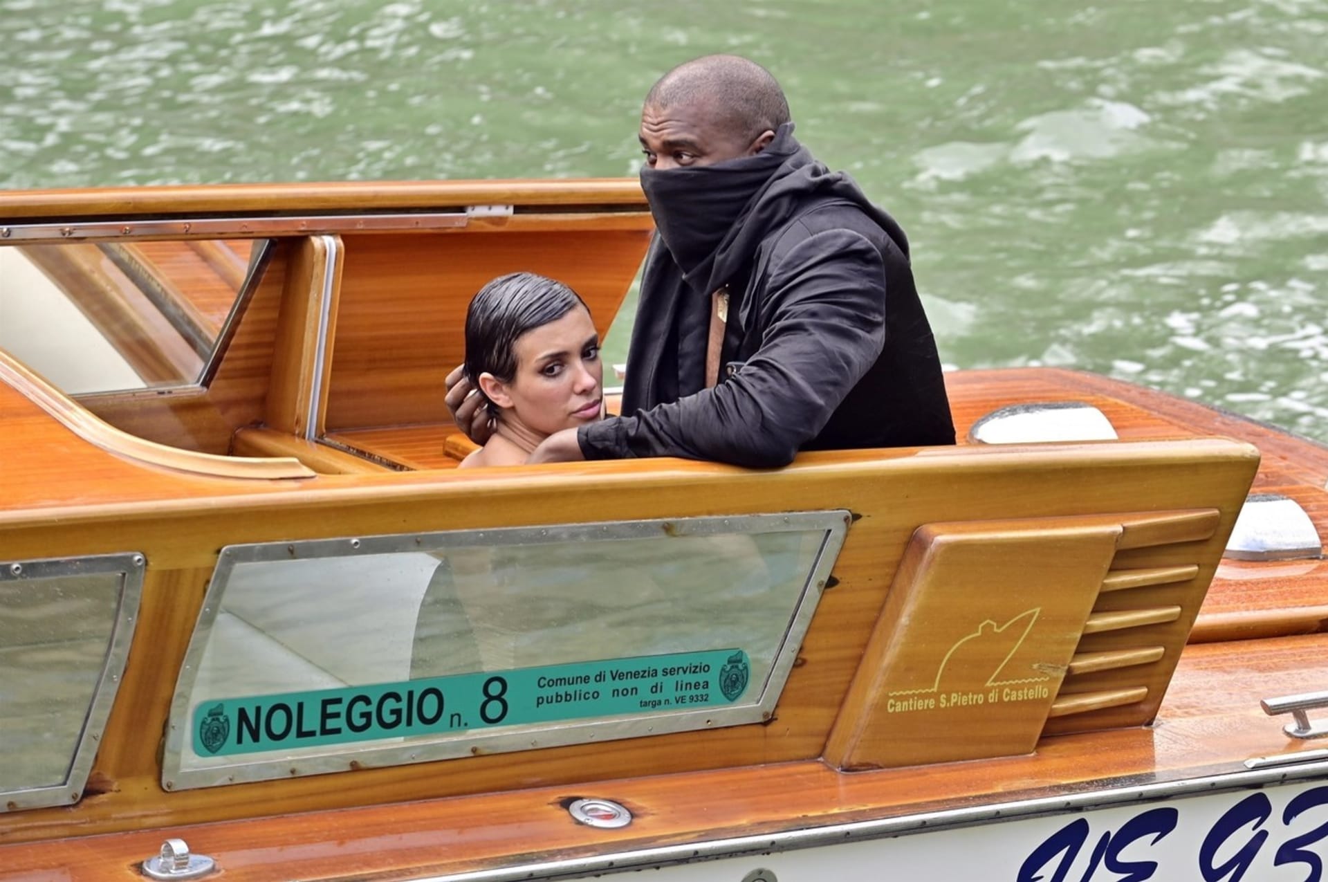Kanye West a Bianca Censori už mají doživotní zákaz na loďky v Benátkách. Důvodem je odhalování a diskutuje se také orální sex na veřejnosti.