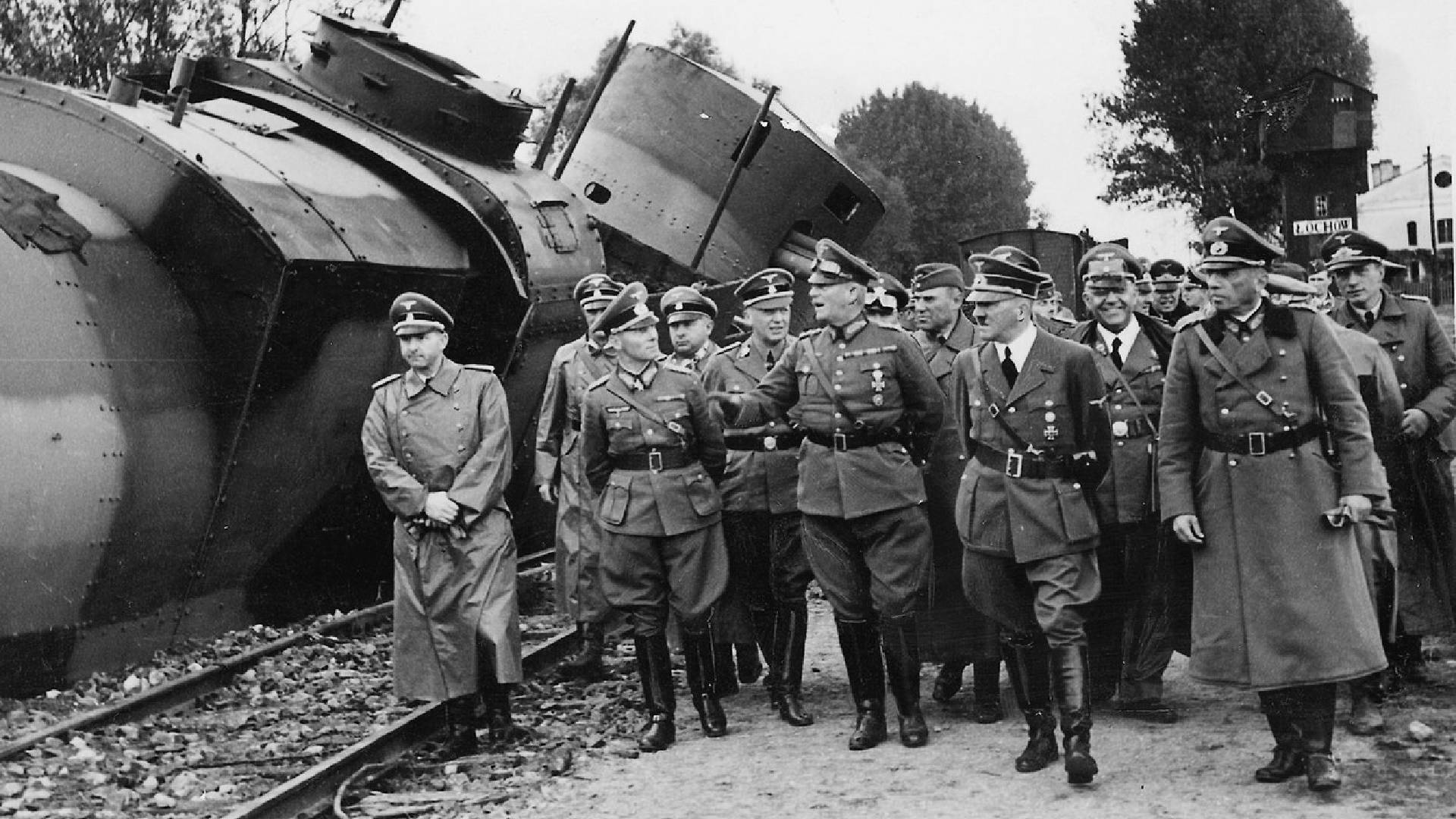 Adolf Hitler s důstojníky Wehrmachtu při inspekci zničeného polského obrněného vlaku