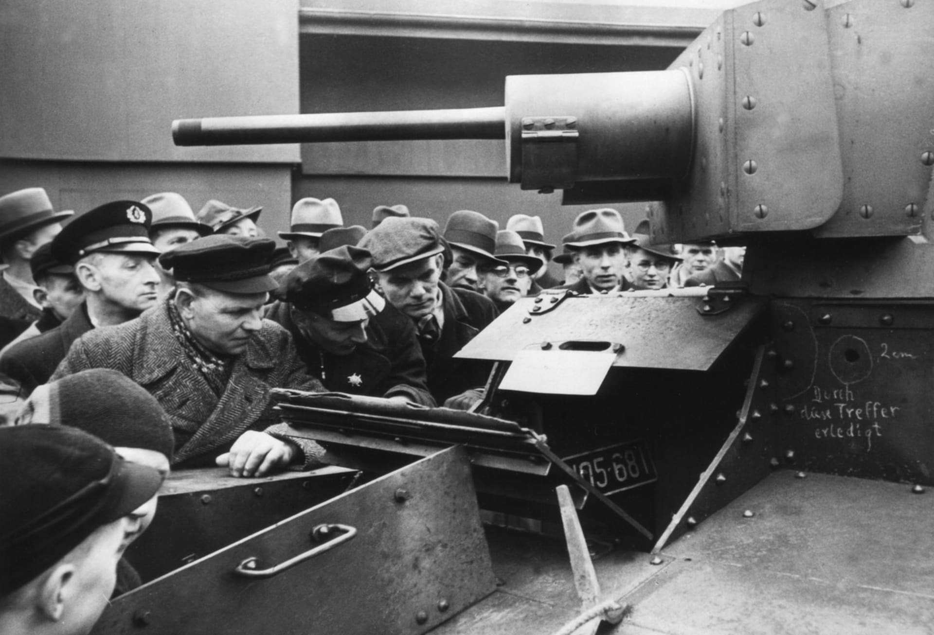 Němci si v Lipsku prohlížejí ukořistěný polský tank 7TP