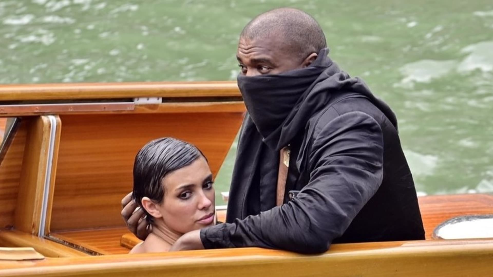 Kanye West s manželkou Biancou pobuřují celou Itálii, dostali dokonce zákaz.