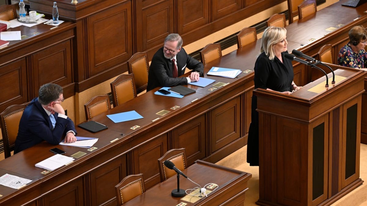Šéfka poslanců ANO Alena Schillerová ve Sněmovně. Ve vládní lavici za ní si povídá premiér Petr Fiala s ministrem financí Zbyňkem Stanjurou (oba ODS).