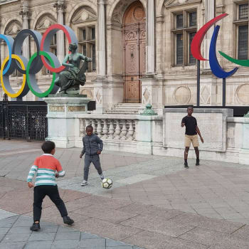 Olympijské kruhy používají místní děti jako fotbalové branky.