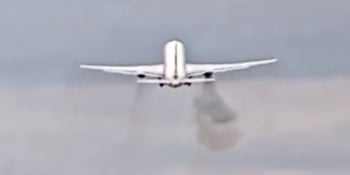 Chvíle hrůzy při přistání: Letadlu hořel motor, palubu cestujících zahalil hustý dým