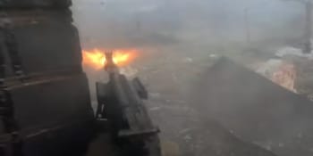 Záběry drsné přestřelky u Bachmutu. Vypadněte, křičel na okupanty ukrajinský voják