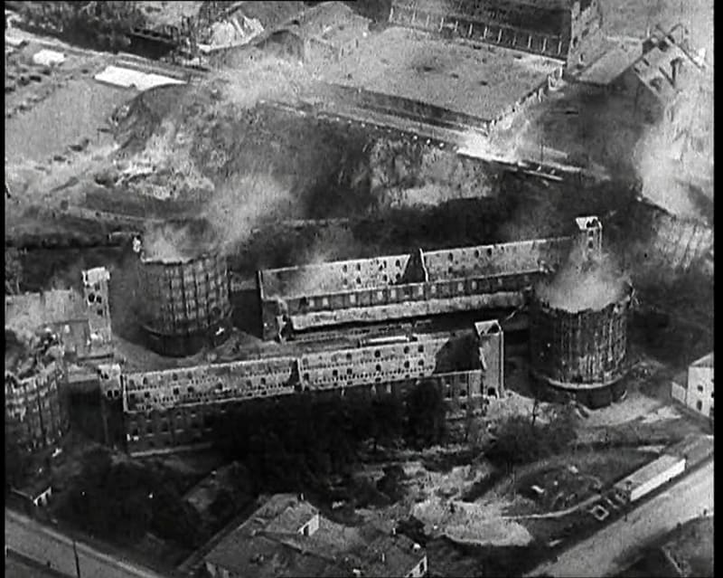 Pohled na vybombardovanou Varšavu
