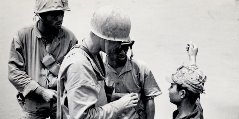 Američtí vojáci prohledávají japonského zajatce na Okinawě