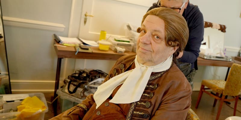 Milan Šteindler v maskérně na natáčení seriálu Eliška a Damián.