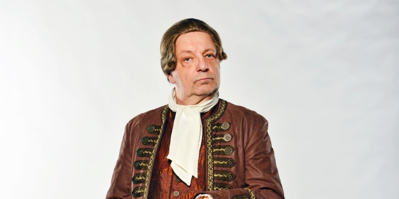 Milan Šteindler v seriálu Eliška a Damián jako škodivý správce.