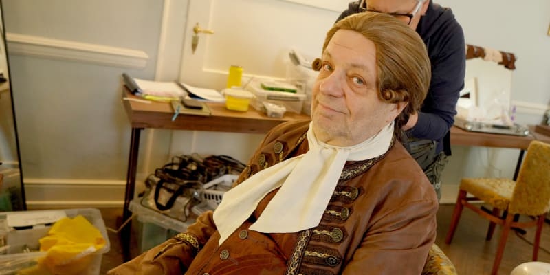Milan Šteindler v maskérně na natáčení seriálu Eliška a Damián