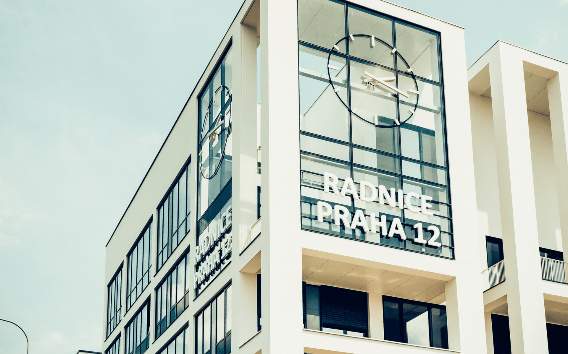 Moderní stavba se zaměřením na efektivní využívání i úsporu energií, to je radnice Prahy 12.