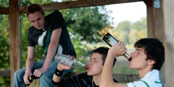 Alarmující zjištění: Děti snadno koupí alkohol na internetu. Může je i zabít, varuje adiktolog